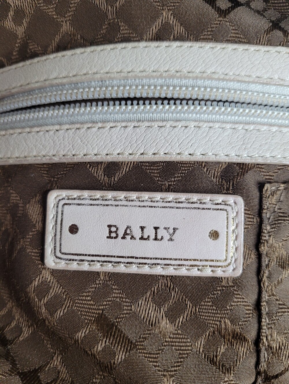 Bally   Lambskin Vintage  Shoulder  Bag - Picture 12 of 13